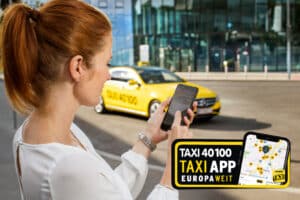 Person bestellt ein Taxi bei Taxi40100 über die Taxi40100 App