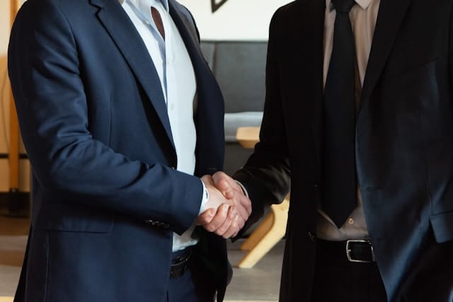 Two people agreeing with a handshake