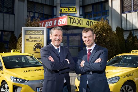 Geschäftsleiter von Taxi40100 stehen vor dem Geschäftgebäude