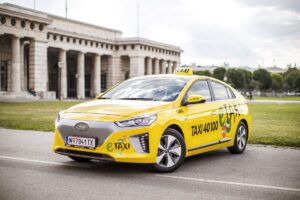 E-Taxi von Taxi40100 steht am Burgtor in Wien