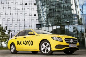 Taxi40100 Taxi steht vor einen Bürogebäude
